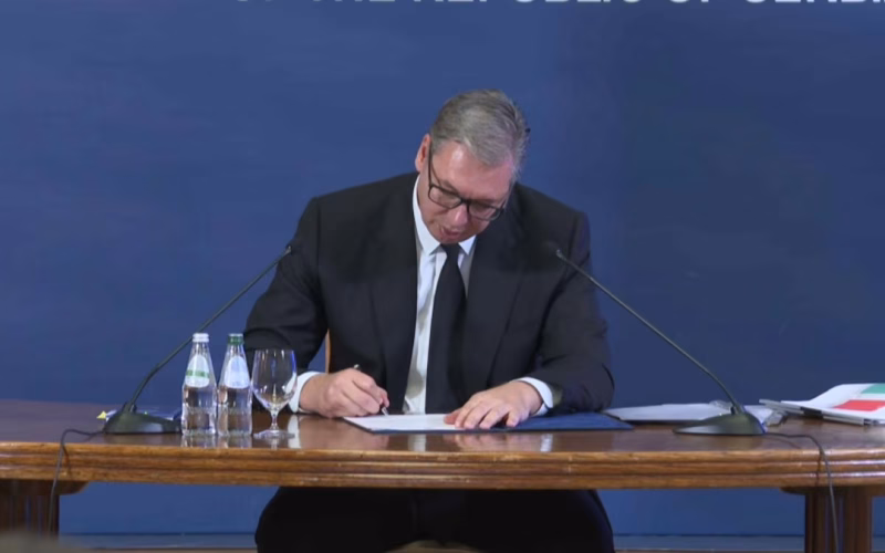 Александар Вучиќ поднесе оставка од функцијата претседател на Србија