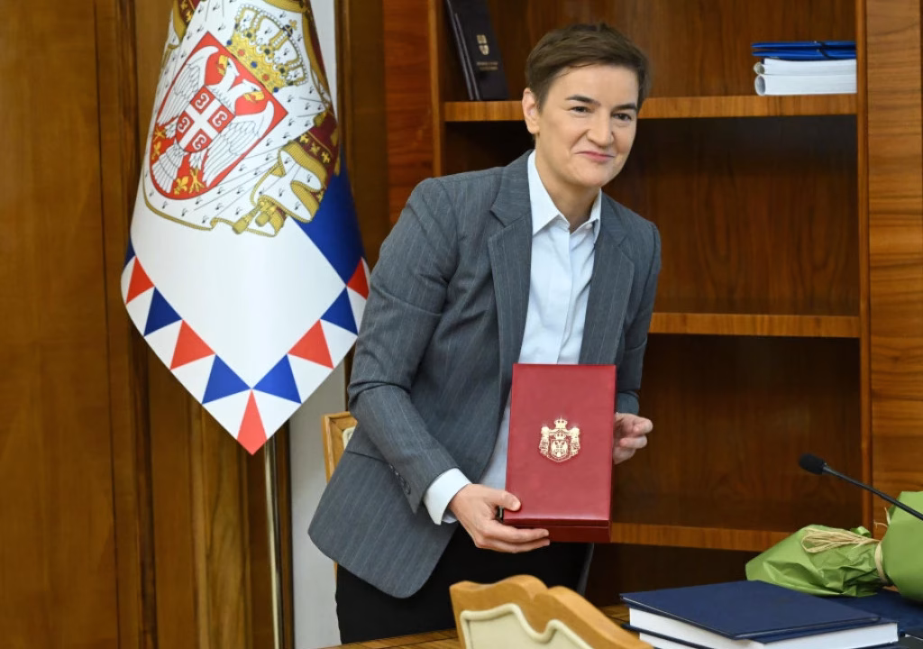 Вучиќ ѝ ја предаде претседателската должност на Ана Брнабиќ – со букет рози ѝ го честиташе и роденденот