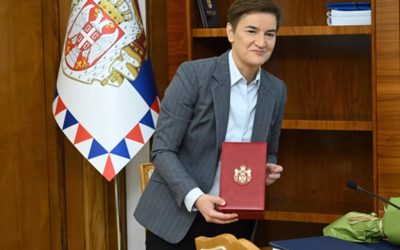 Вучиќ ѝ ја предаде претседателската должност на Ана Брнабиќ – со букет рози ѝ го честиташе и роденденот