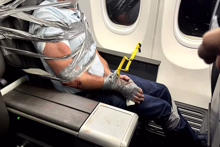 Патник врзан со селотејп за седиштето по инцидент на лет на American Airlines