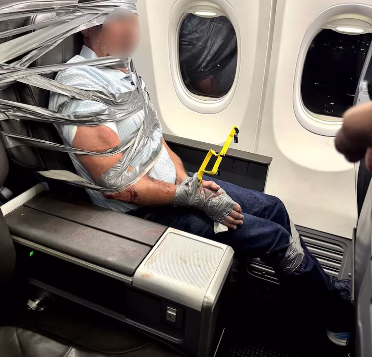 Патник врзан со селотејп за седиштето по инцидент на лет на American Airlines