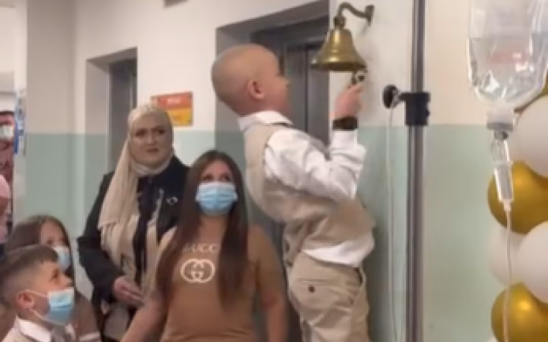 Победничкото ѕвонче повторно одекна на Детската клиника: Херојот Бајрам ја доби тешката битка