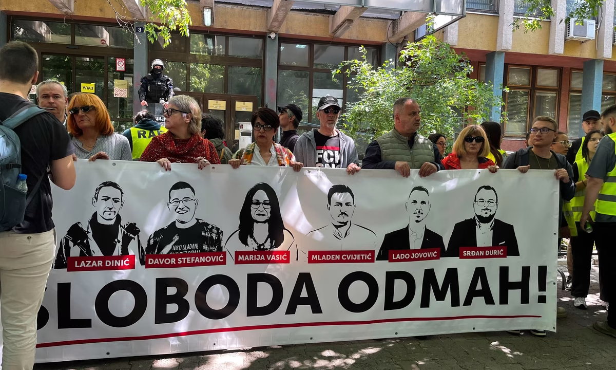 Вучиќ одлучи да помилува 12 активисти од Нови Сад и 11 од оние кои нападнаа граѓани и студенти на блокадите