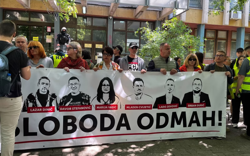Вучиќ одлучи да помилува 12 активисти од Нови Сад и 11 од оние кои нападнаа граѓани и студенти на блокадите