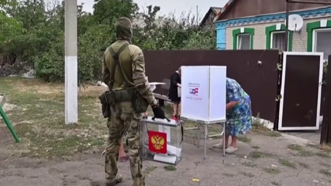 Избори во окупираниот дел на Украина, гласачите гласаат пред вооружени војници