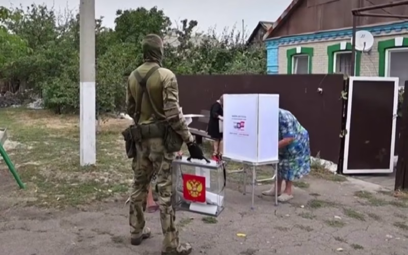 Избори во окупираниот дел на Украина, гласачите гласаат пред вооружени војници