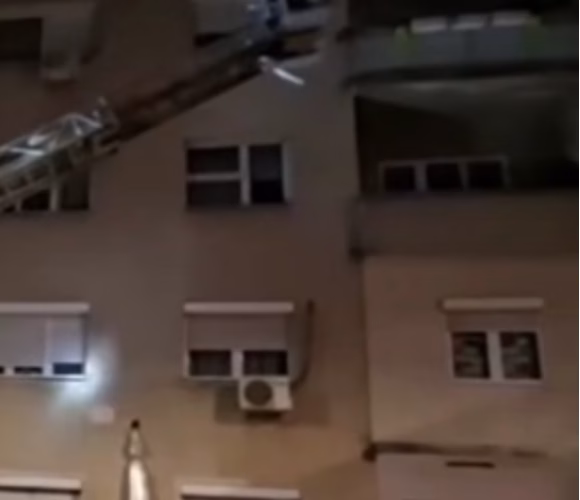 Необична интервенција во Струмица: Пожарникари со скала влегувале во стан, девојчето цврсто спиело