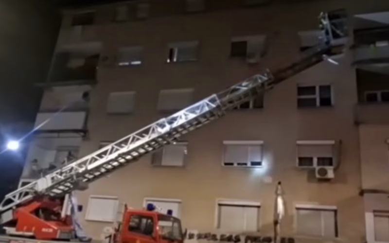 Необична интервенција во Струмица: Пожарникари со скала влегувале во стан, девојчето цврсто спиело