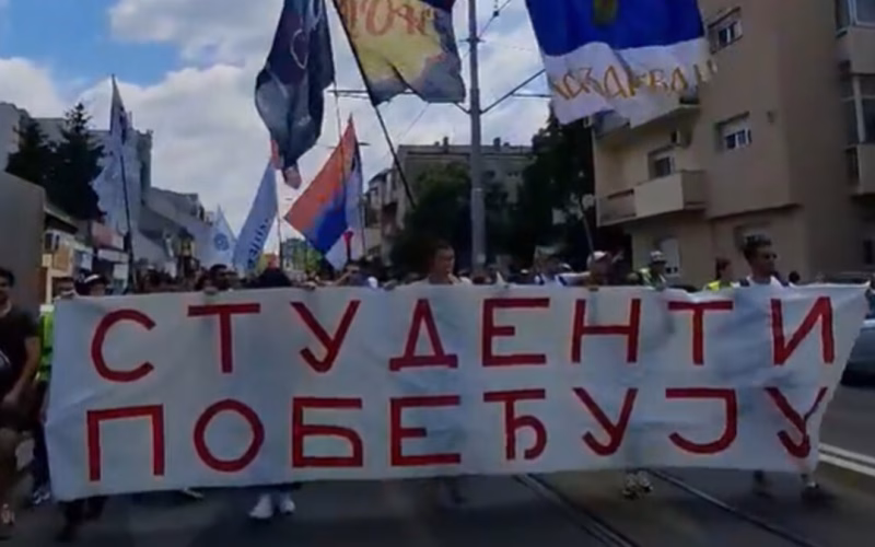 Студенти во Србија со илјадници потписи ја поднесоа изборната листа; Вучиќ: „Листа од која сите се срамат“