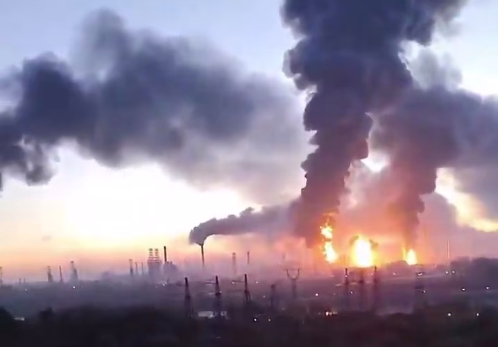 Масовен напад со дронови врз Москва, погодена голема нафтена рафинерија