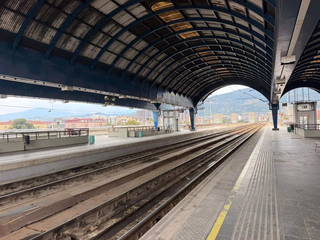 Возот Скопје – Приштина ќе тргне кон крајот на следната година, најави Николоски