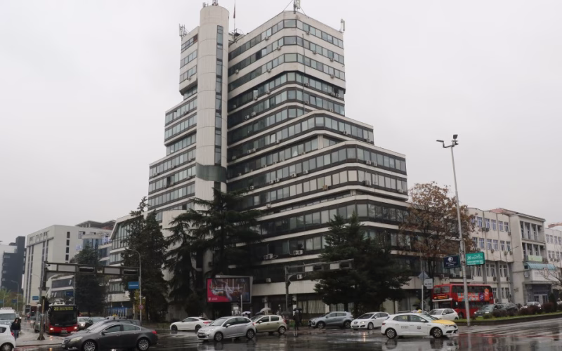 Поплава во зградата „Нова Македонија“, објектот е без струја