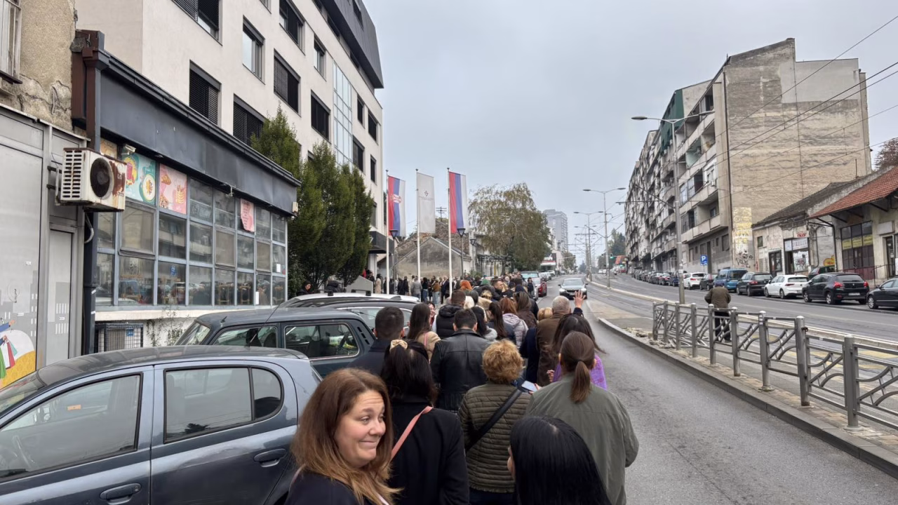 Големи редици пред избирачките места во Србија, Вучиќ гласаше со сопругата Тамара