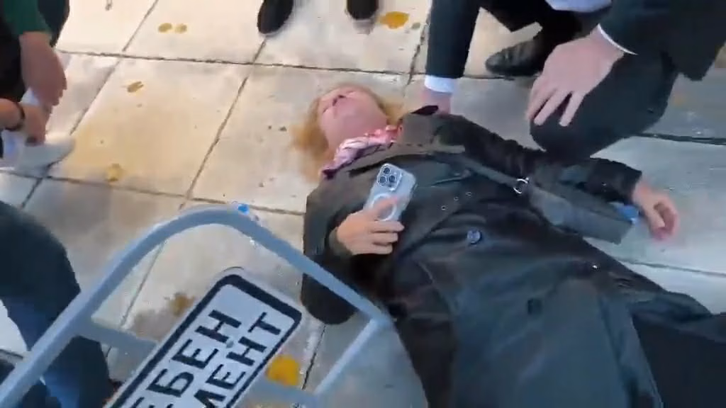 ВИДЕО Обезбедувањето на претседателката на бугарскиот парламент турна новинарка на земја – барања за оставки