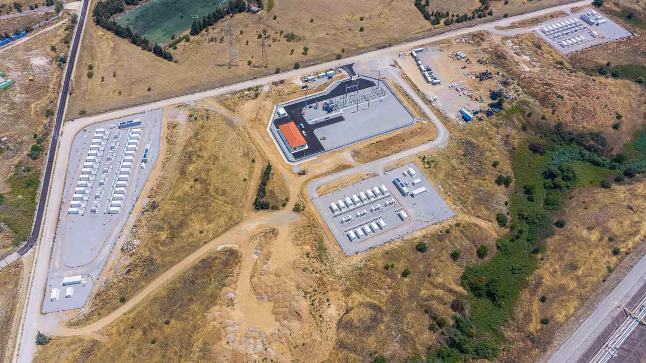 HELLENiQ ENERGY ја пушти во употреба својата прва батериска постројка за складирање електрична енергија во Солун