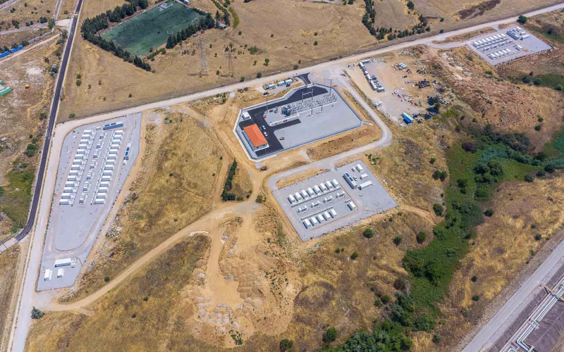 HELLENiQ ENERGY ја пушти во употреба својата прва батериска постројка за складирање електрична енергија во Солун
