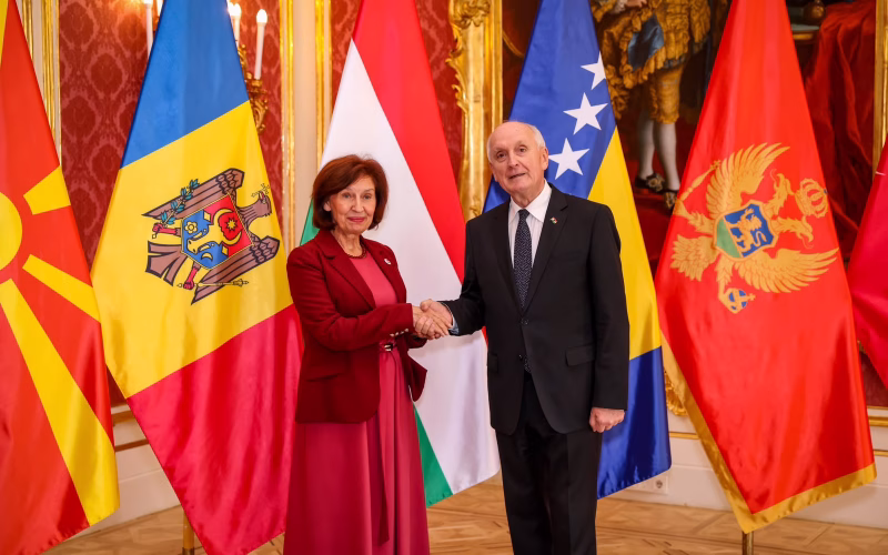 Сиљановска-Давкова од Будимпешта: Македонија заслужува кредибилен пат кон ЕУ, проширувањето мора да се темели на заслуги