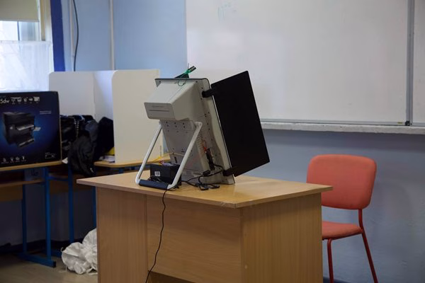Пијан претседател на избирачка комисија во Бугарија, донел и алкохол на гласачкото место