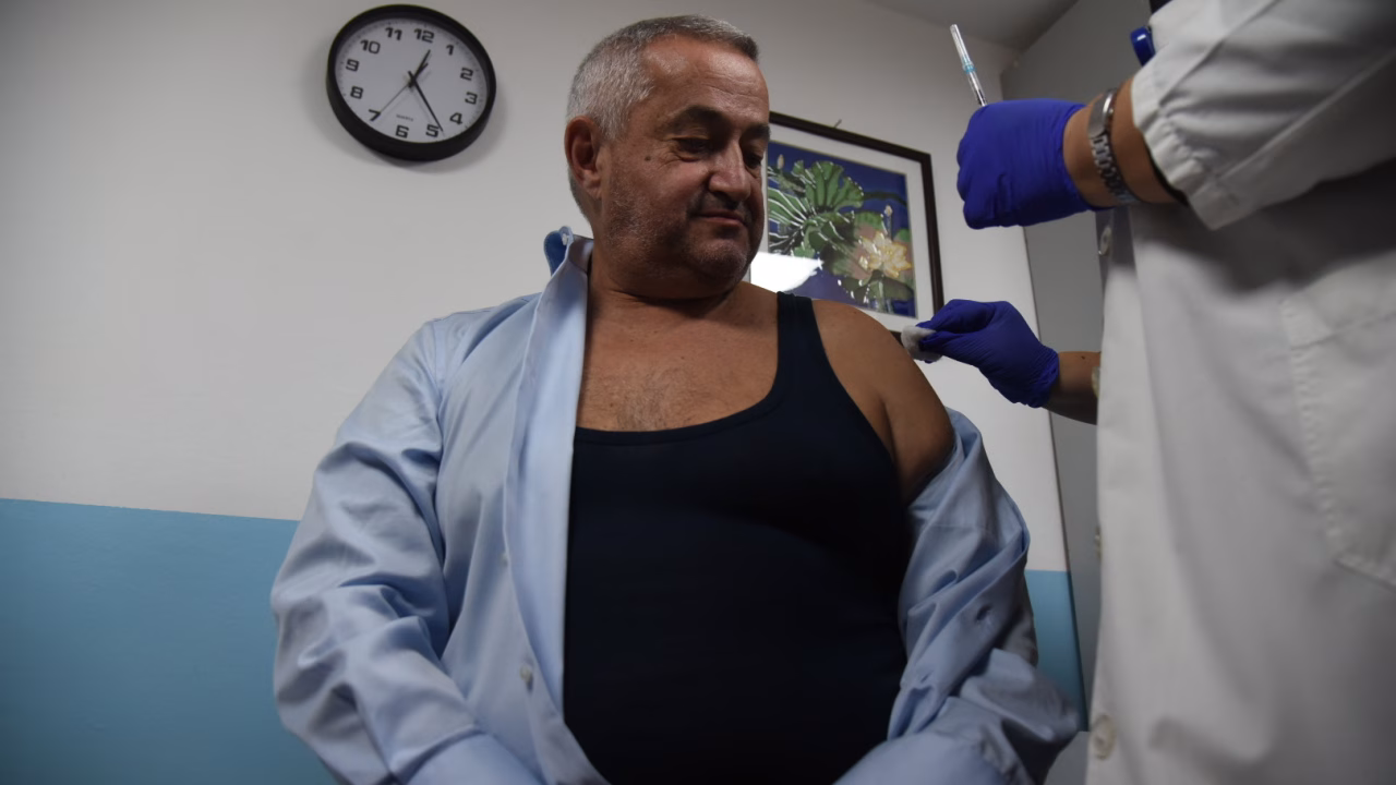 Клековски се вакцинираше против сезонски грип, над 55.000 граѓани веќе се пријавиле