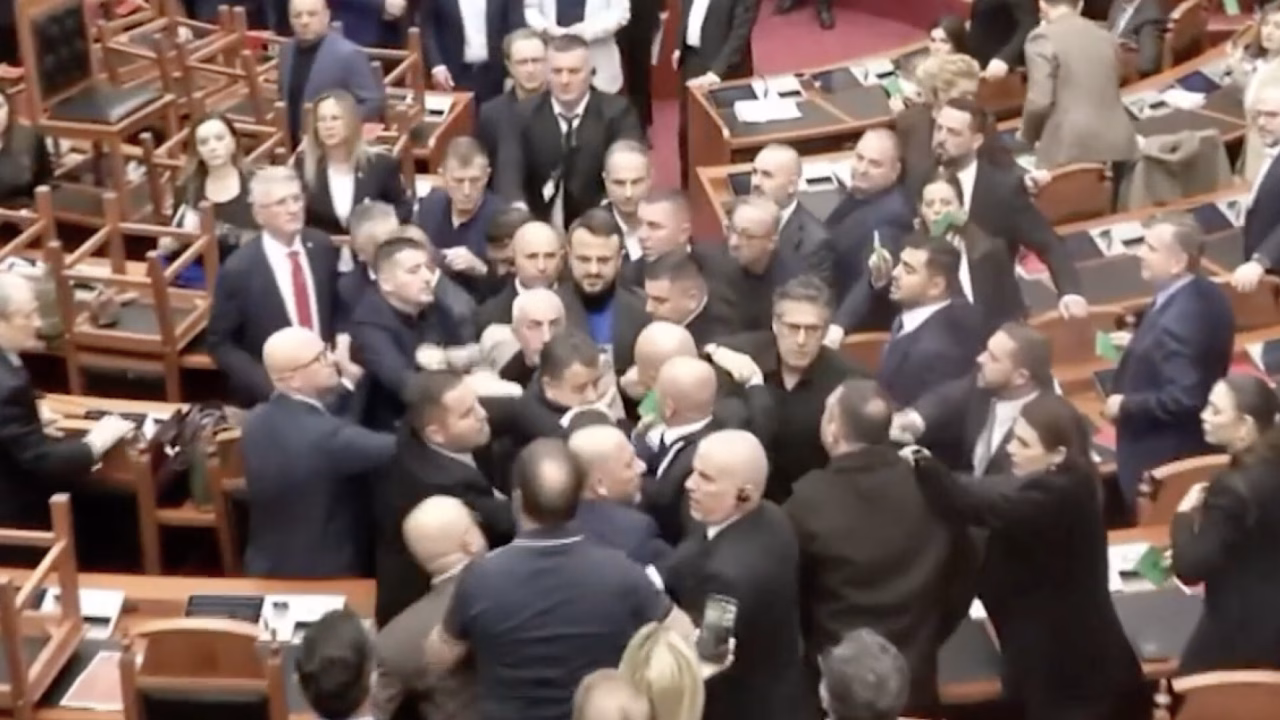 Хаос во албанскиот парламент: Пратеници се степаа среде седница