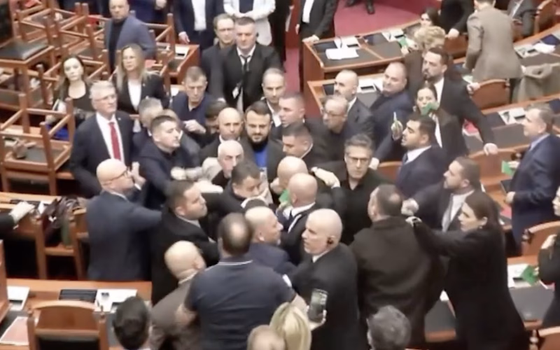 Хаос во албанскиот парламент: Пратеници се степаа среде седница