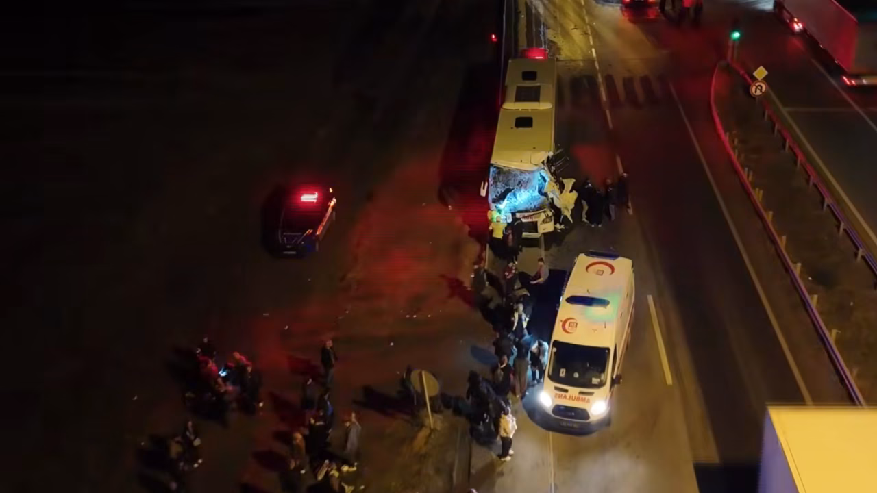 Десет повредени во судир на бугарски автобус и камион кај Одрин