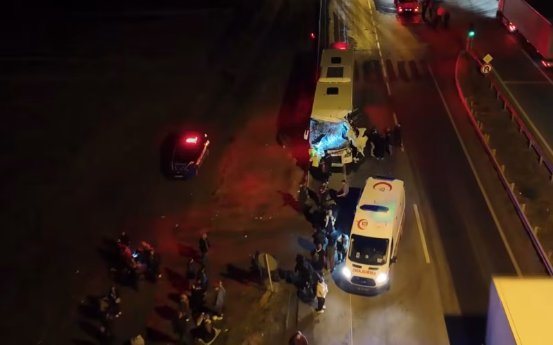 Десет повредени во судир на бугарски автобус и камион кај Одрин