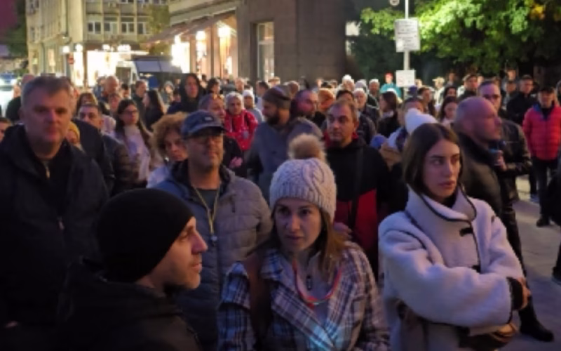 Масовен протест пред Владата во Софија: Се бара оставка од Јотова и Радев