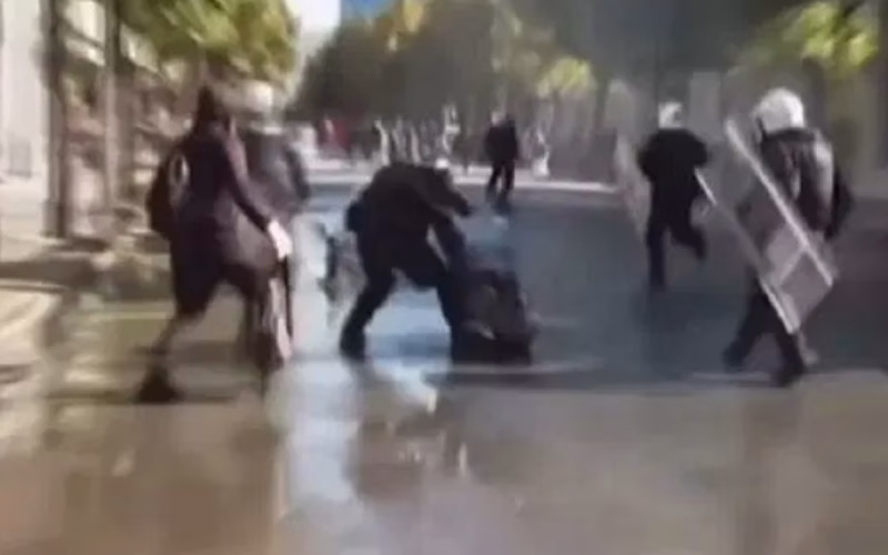 Ескалација на протестите во Тирана: Полицијата употреби водени топови и солзавец, 17-годишник погоден со гумен куршум во врат