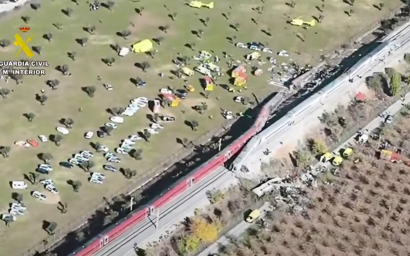 Најмалку 30 загинати во судир на два воза во Шпанија, спасувачите трагаат по преживеани