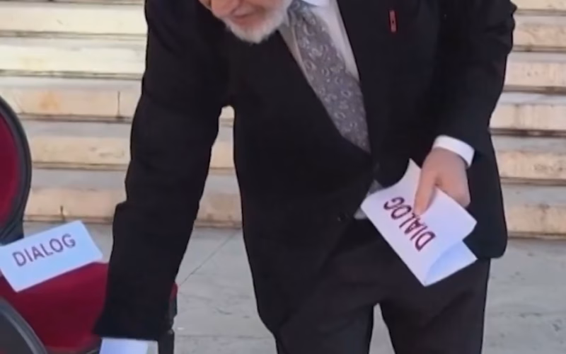 Рама постави столици пред Владата и ги повика студентите на дијалог – демонстрантите повторно побараа оставка