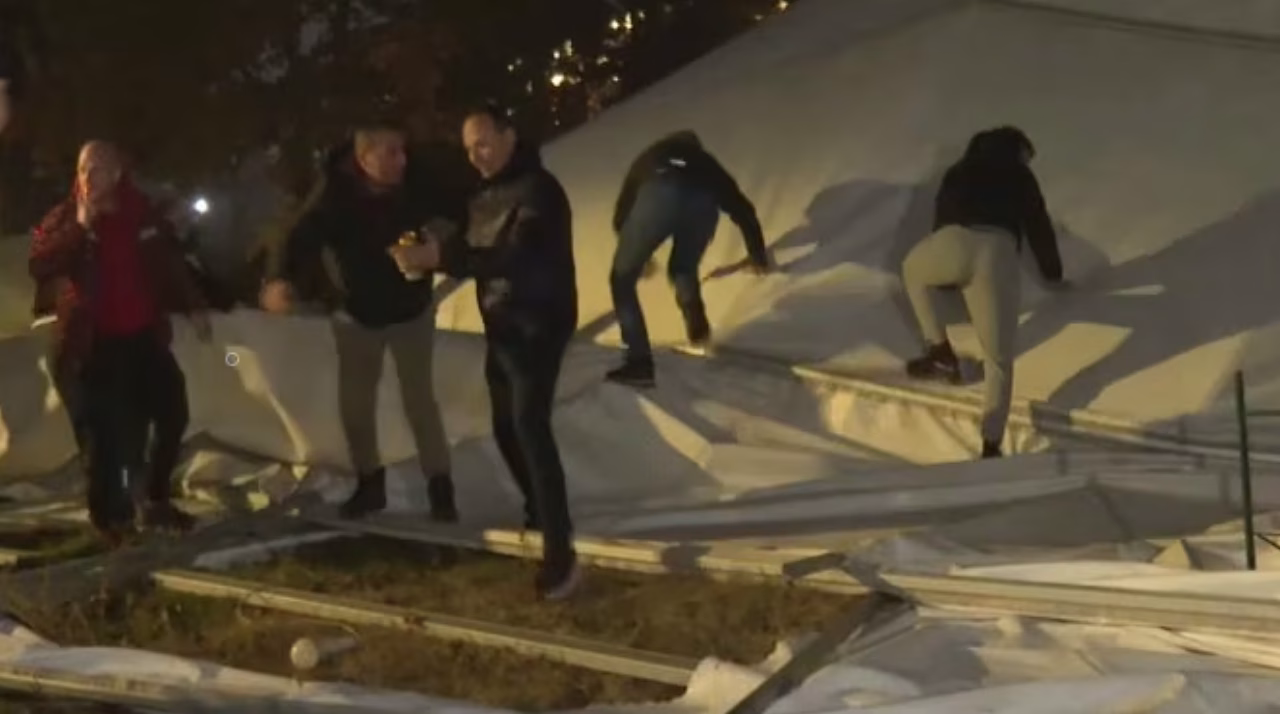 ПАДНА „ЧАЦИЛЕНД“: Граѓаните влегоа во кампот на поддржувачите на Вучиќ, го уриваат