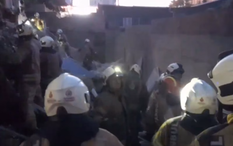 Се урна дел од седумкатна зграда во Истанбул, спасувачите трагаат по преживеани