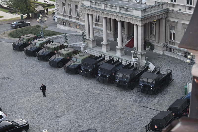 ФОТО На улиците во Белград излегоа возила за разбивање протести